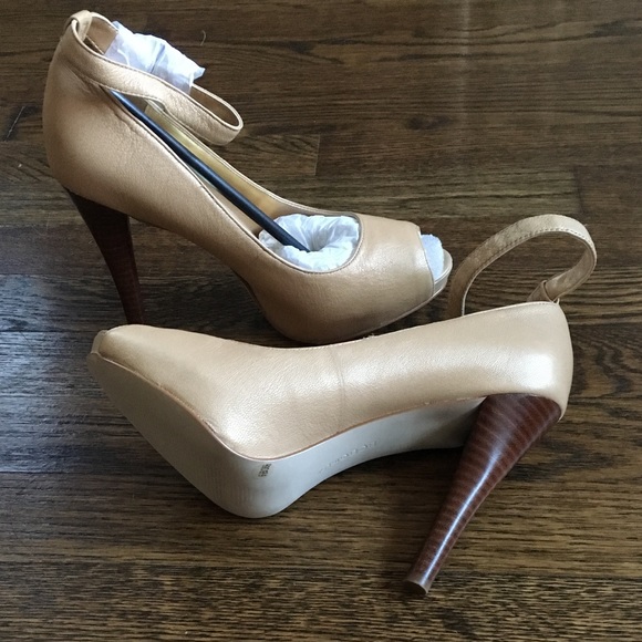 BCBGirls Gold Open Toe Ankle Strap Heels Sz 6.5 - Picture 3 of 3